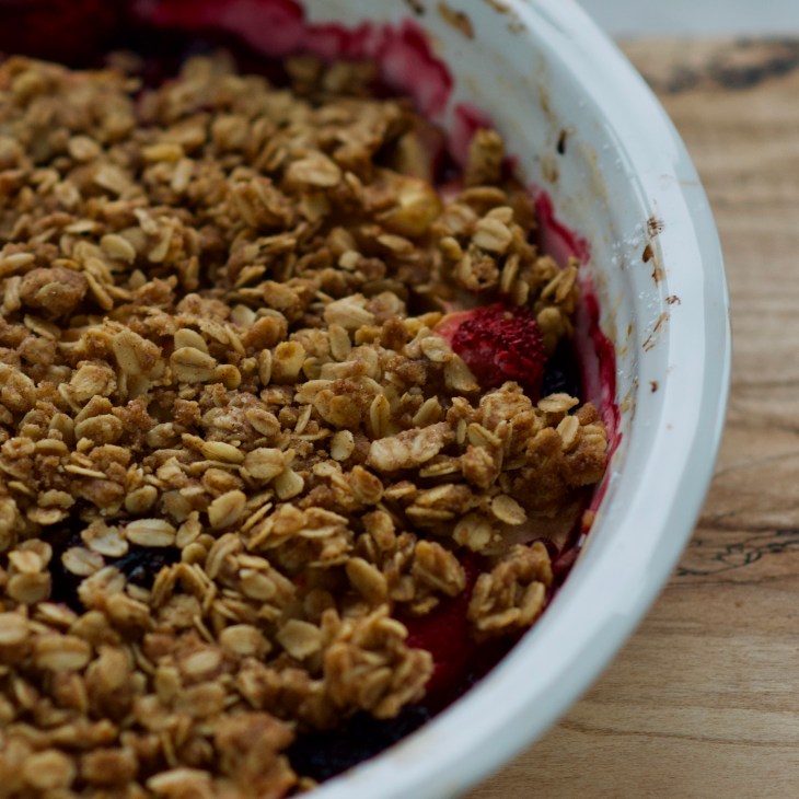 Apple berry crumble with rolled oats