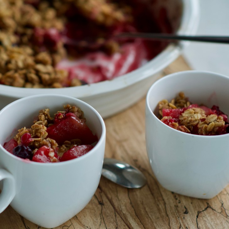 Apple berry crumble with rolled oats