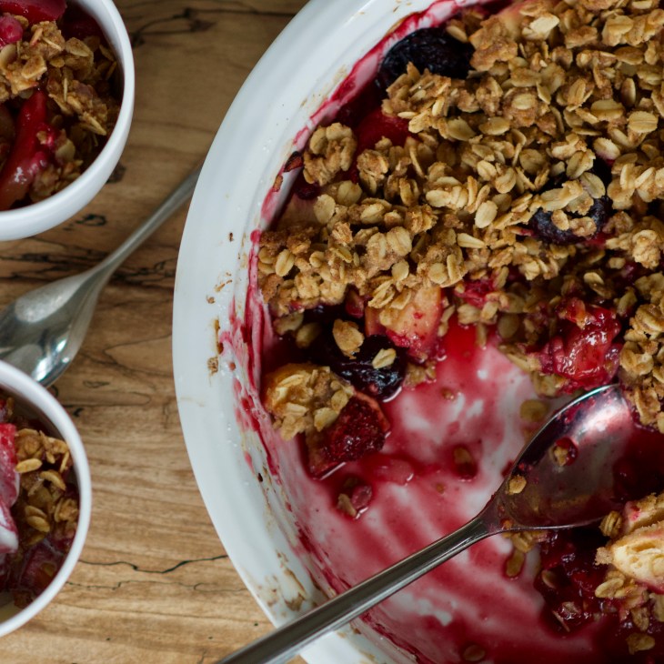 apple berry crumble in a white pie dish